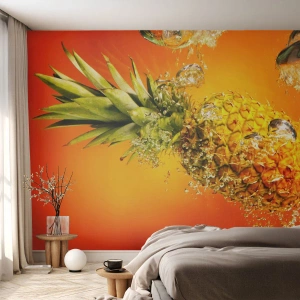 Fotomurali Standard Eco - Ananas immerso nell'acqua su uno sfondo arancione - 100x70cm - Succosa freschezza tropicale - Decorazione murale moderna per soggiorno e camera da letto ARTTOR