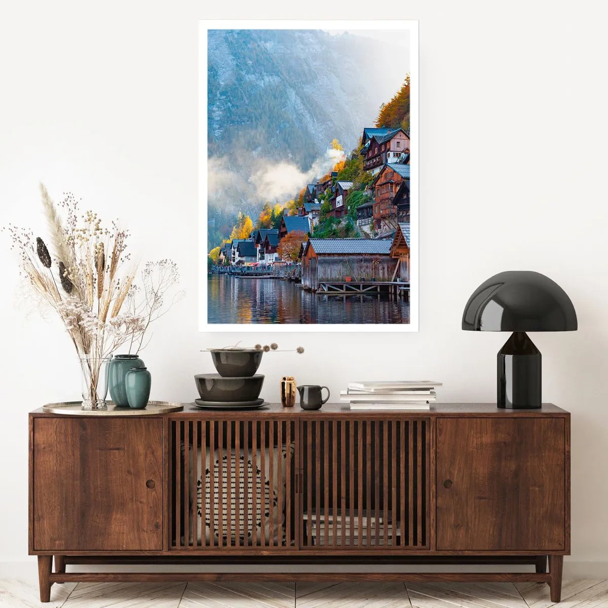 Poster - Una città di montagna vicino a un lago circondata dall'aura autunnale - 50x70cm - Atmosfera alpina - Decorazione murale moderna per soggiorno e camera da letto ARTTOR