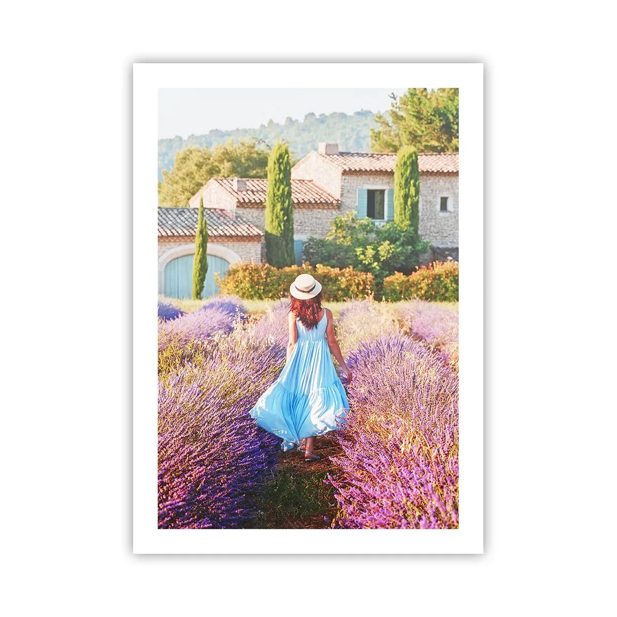 Poster - Una donna con un vestito blu cammina in un campo di lavanda. - 50x70cm - La ragazza nella lavanda - Decorazione murale moderna per soggiorno e camera da letto ARTTOR