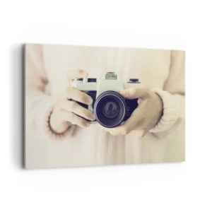 Quadro su tela - Stampe su Tela - Macchina fotografica retrò tenuta in mano su uno sfondo chiaro - 120x80cm - Per vedere meglio... - Decorazione murale moderna per soggiorno e camera da letto ARTTOR