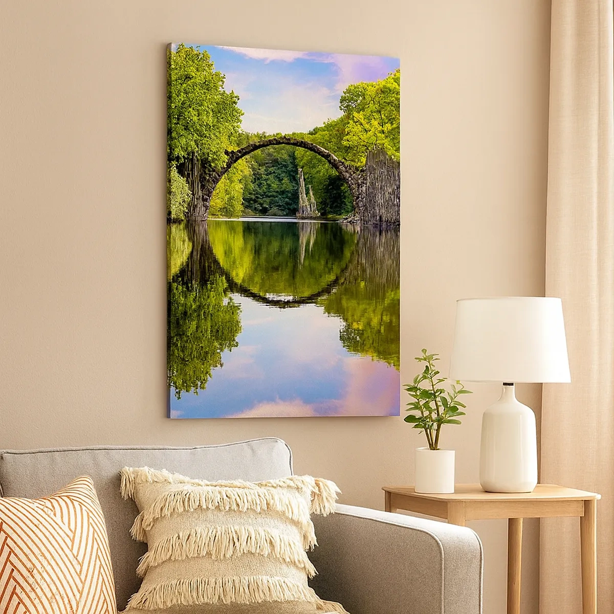 Quadro su tela - Stampe su Tela - Un ponte di pietra sopra un fiume con un riflesso perfetto nell'acqua - 50x70cm - All'incontro di due mondi - Decorazione murale moderna per soggiorno e camera da letto ARTTOR