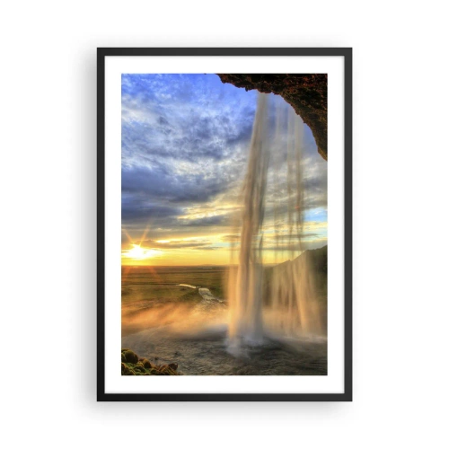 Poster in cornice nera - Una cascata alla luce del sole al tramonto sullo sfondo di un paesaggio - 50x70cm - Il mondo dietro una tenda di gocce - Decorazione murale moderna per soggiorno e camera da letto ARTTOR