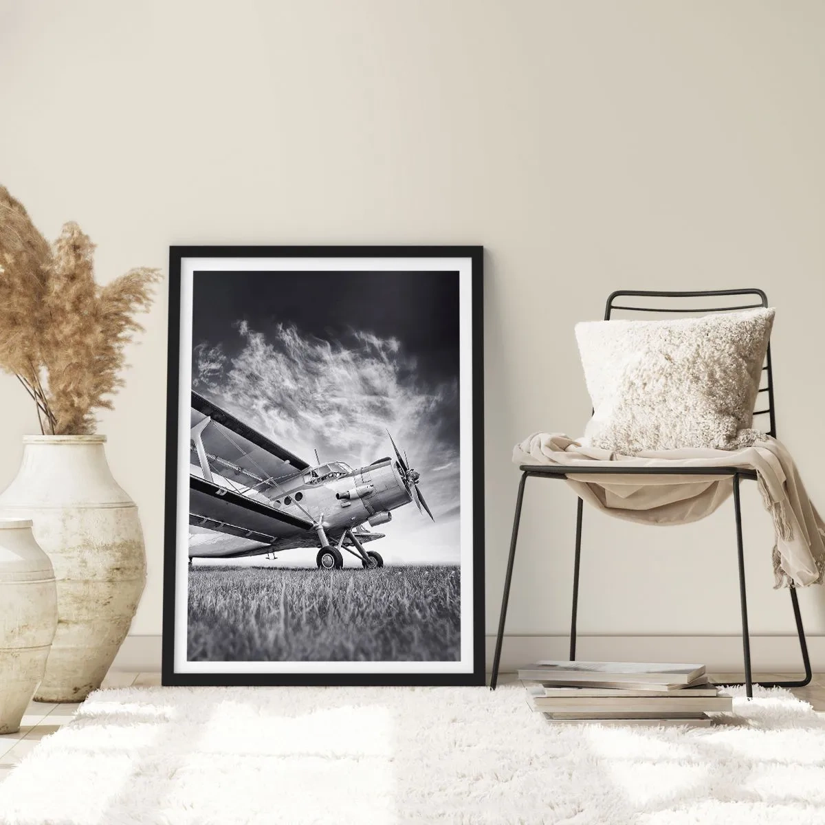 Poster in cornice nera - Un'immagine in bianco e nero di un aereo contro un cielo dinamico. - 50x70cm - Giramondo alato  - Decorazione murale moderna per soggiorno e camera da letto ARTTOR