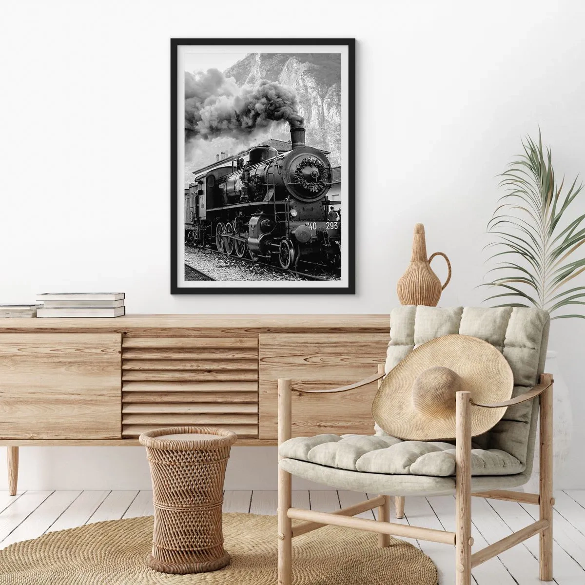 Poster in cornice nera - Una locomotiva a vapore con vapore crescente in un ambiente montuoso - 50x70cm - Ferma alla stazione... - Decorazione murale moderna per soggiorno e camera da letto ARTTOR