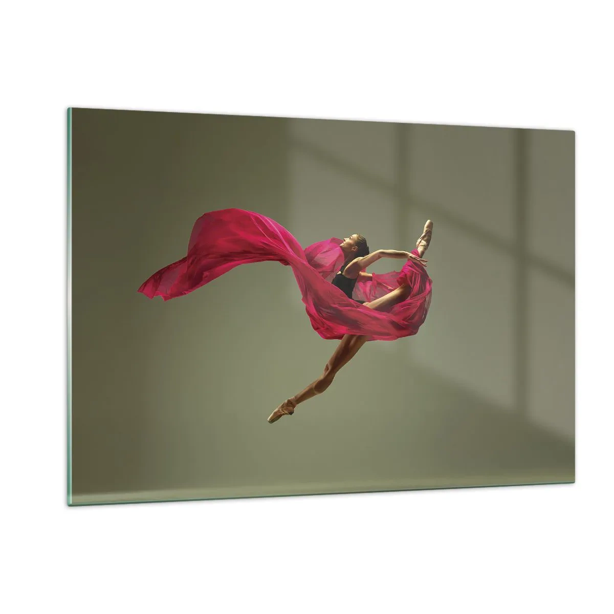 Quadro su vetro - Una ballerina in volo con un tessuto fucsia fluente - 120x80cm - Fiamma danzante - Decorazione murale moderna per soggiorno e camera da letto ARTTOR