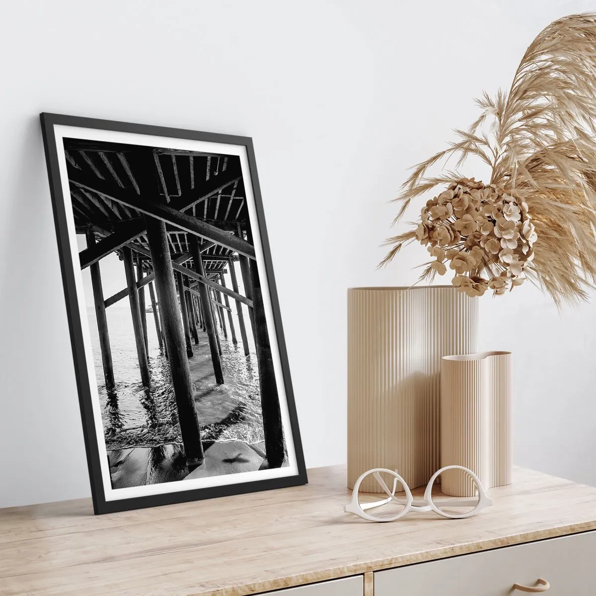 Poster in cornice nera - Nascondiglio in spiaggia - 61x91 cm