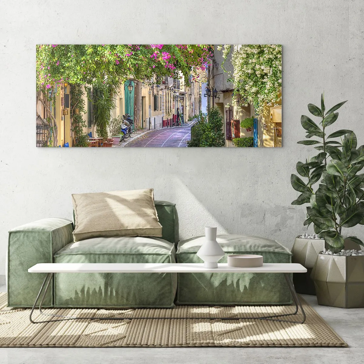 Quadro su vetro - Una strada affascinante con viti in fiore e tavolini da caffè - 160x50cm - Angolo fiorito - Decorazione murale moderna per soggiorno e camera da letto ARTTOR