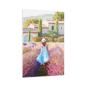 Quadro su vetro - Una donna con un vestito blu cammina attraverso un campo di lavanda con vista su una casa. - 70x100cm - La ragazza nella lavanda - Decorazione murale moderna per soggiorno e camera da letto ARTTOR