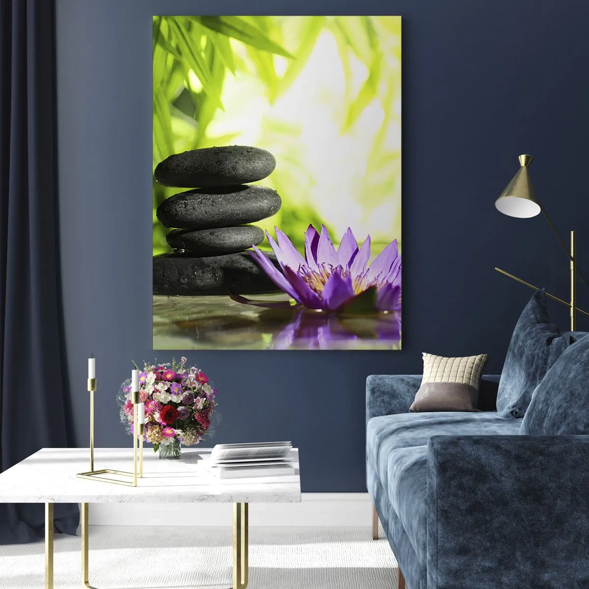 Quadro su vetro - Una pila di pietre zen e un fiore di loto su uno sfondo di foglie di bambù. - 80x120cm - In un cespuglio di bambù - Decorazione murale moderna per soggiorno e camera da letto ARTTOR