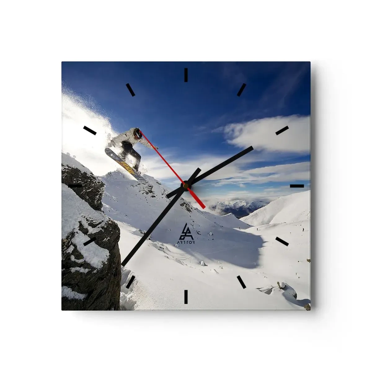 Orologio da parete - Orologio in Vetro - Uno snowboarder salta da una scogliera con montagne innevate sullo sfondo. - 30x30cm - Libertà senza confini - Decorazione murale moderna per soggiorno e camera da letto ARTTOR
