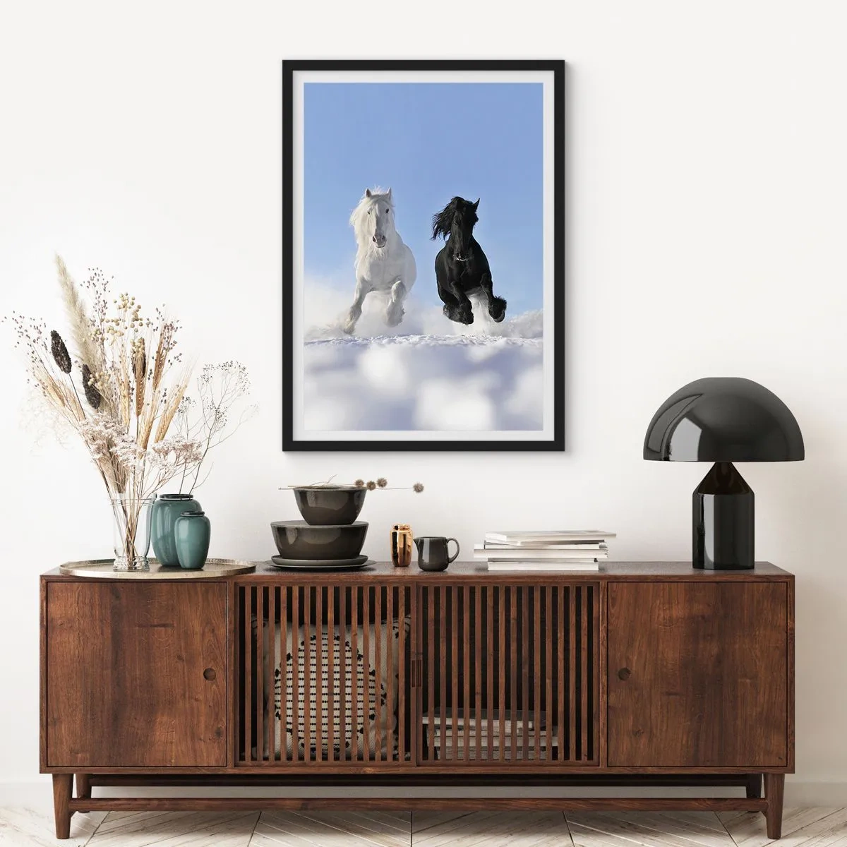 Poster in cornice nera - Un cavallo bianco e nero che galoppa nella neve - 50x70cm - Galoppo in bianco e nero - Decorazione murale moderna per soggiorno e camera da letto ARTTOR