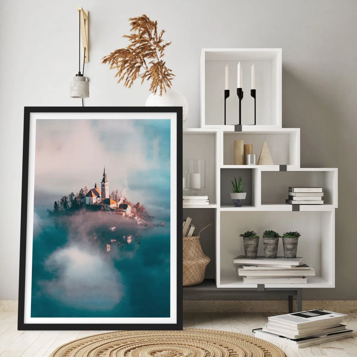 Poster in cornice nera - Una chiesa su un'isola circondata da nebbia e acqua - 50x70cm - L'isola dei sogni - Decorazione murale moderna per soggiorno e camera da letto ARTTOR