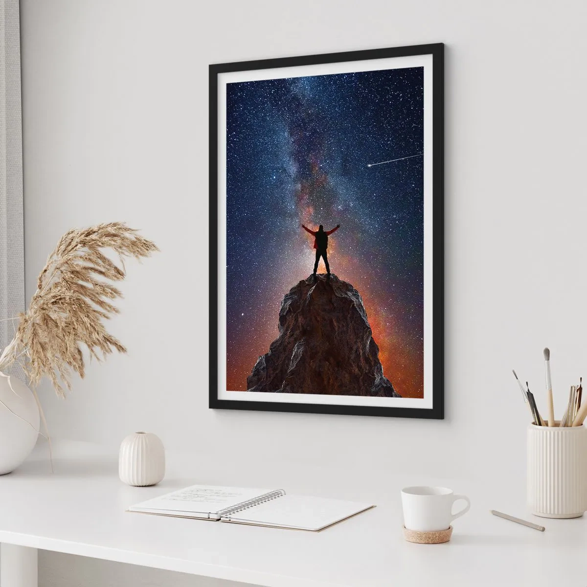 Poster in cornice nera - Silhouette in cima a una roccia con un cielo stellato sullo sfondo - 50x70cm - La forza è con me! - Decorazione murale moderna per soggiorno e camera da letto ARTTOR