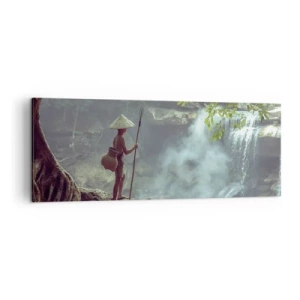 Quadro su tela - Stampe su Tela - Una figura con una lancia presso una cascata in una foresta tropicale - 140x50cm - In armonia con la natura - Decorazione murale moderna per soggiorno e camera da letto ARTTOR