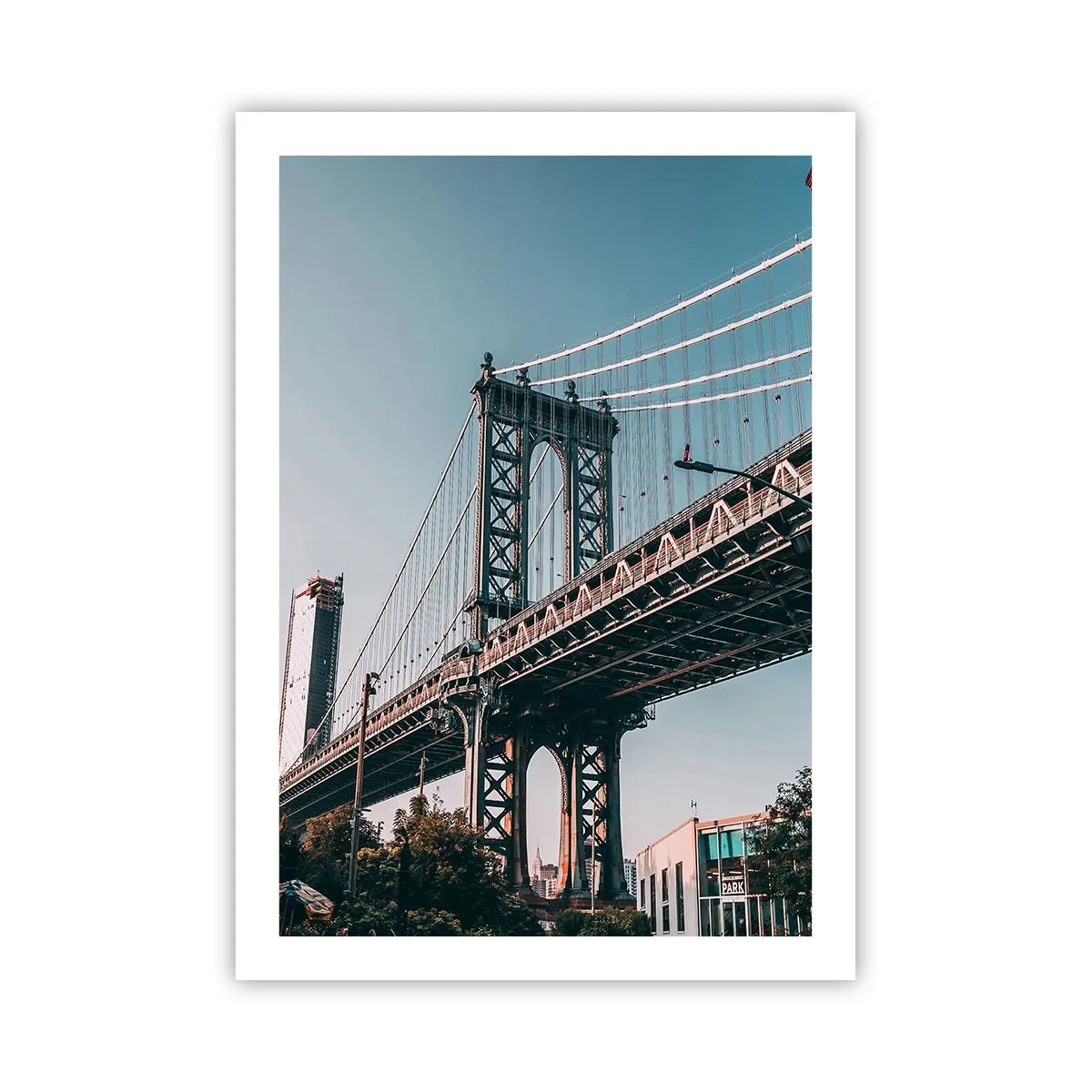 Poster - Un ponte sospeso in una città moderna contro un cielo blu - 50x70cm - Sopra le onde della città - Decorazione murale moderna per soggiorno e camera da letto ARTTOR