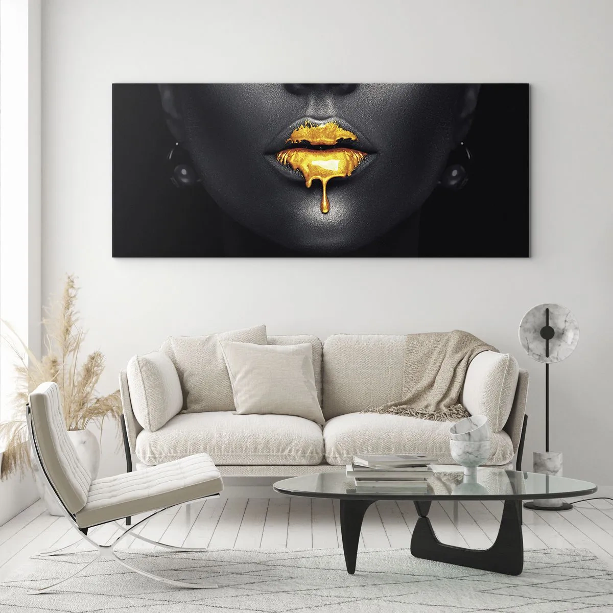 Quadro su vetro - Ritratto nero e oro di una donna con una goccia d'oro sulle labbra - 140x50cm - Boccadoro - Decorazione murale moderna per soggiorno e camera da letto ARTTOR