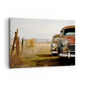 Quadro su tela - Stampe su Tela - Due vecchie auto su una strada sterrata accanto a una recinzione di legno - 120x80cm - Meritato riposo - Decorazione murale moderna per soggiorno e camera da letto ARTTOR