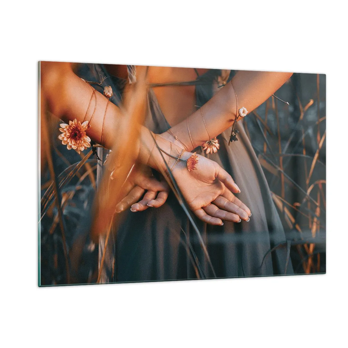 Quadro su vetro - Primo piano delle mani giunte di una donna con dei fiori su uno sfondo erboso - 120x80cm - Legata alla natura - Decorazione murale moderna per soggiorno e camera da letto ARTTOR