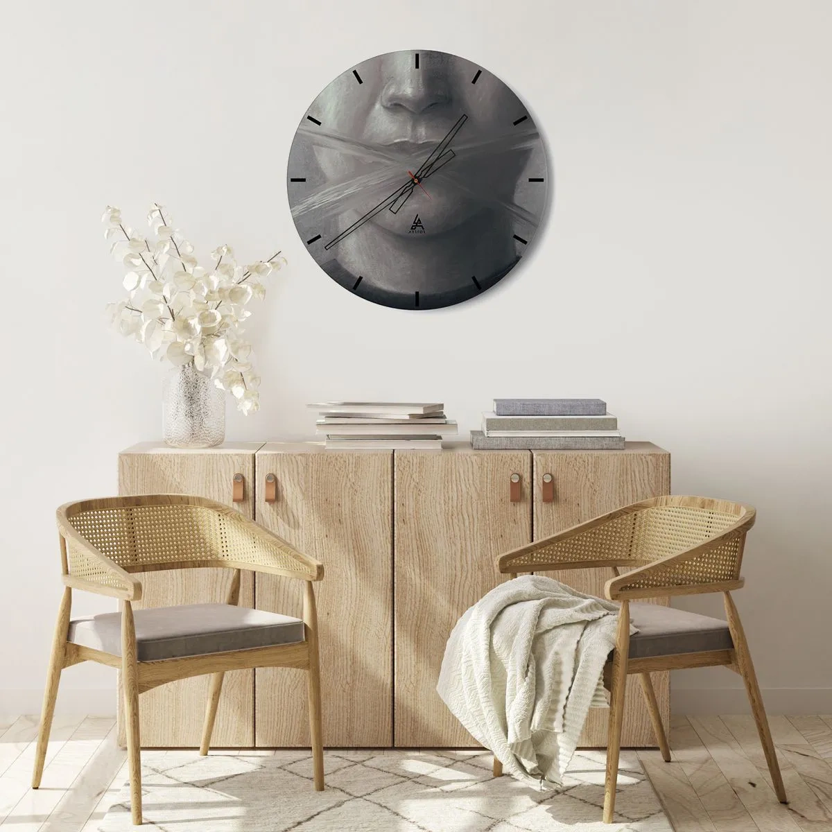 Orologio da parete - Orologio in Vetro - Ritratto in bianco e nero con la bocca coperta da una croce di pennello - 30x30cm - Neanche una parola - Decorazione murale moderna per soggiorno, cucina e camera da letto ARTTOR