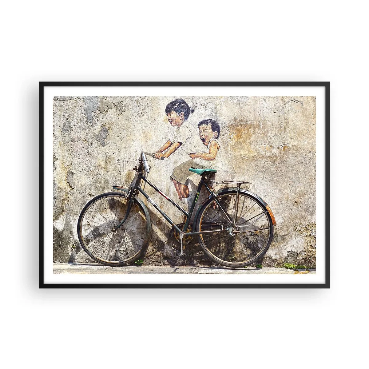Poster in cornice nera - Street art con una bicicletta e disegni di bambini sul muro - 100x70cm - Vero o falso? - Decorazione murale moderna per soggiorno e camera da letto ARTTOR