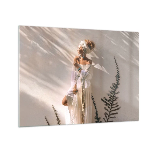 Quadro su vetro - Una donna in stile boho sullo sfondo di un muro chiaro e ombre di piante - 70x50cm - Il sole e la ragazza - Decorazione murale moderna per soggiorno e camera da letto ARTTOR