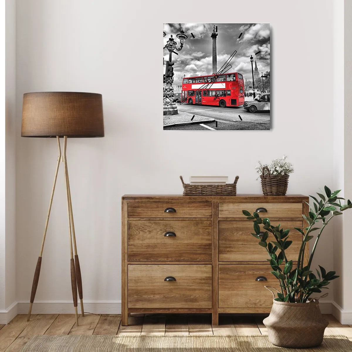Orologio da parete - Orologio in Vetro - Un autobus rosso a due piani sullo sfondo di una città in bianco e nero - 30x30cm - Il vero flusso sanguigno della città - Decorazione murale moderna per soggiorno e camera da letto ARTTOR