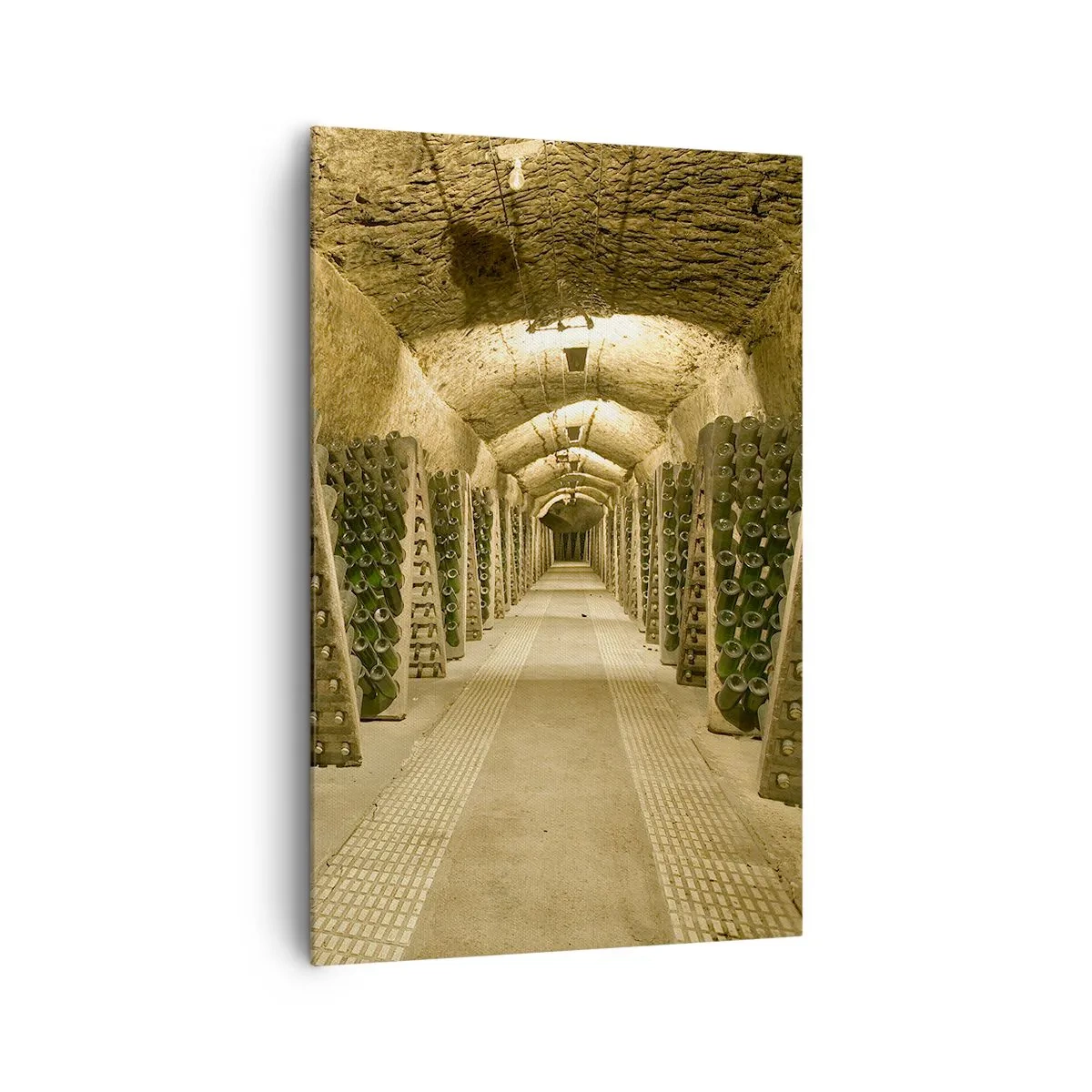 Quadro su tela - Stampe su Tela - Un vigneto con una cantina piena di bottiglie di vino esposte su scaffali di legno. - 80x120cm - Nascita del sapore - Decorazione murale moderna per soggiorno e camera da letto ARTTOR