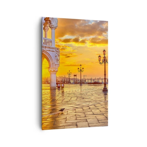 Quadro su tela - Stampe su Tela - Tramonto dorato sulla piazza della città con portici e lampioni - 80x120cm - Dove sono tutti? - Decorazione murale moderna per soggiorno e camera da letto ARTTOR