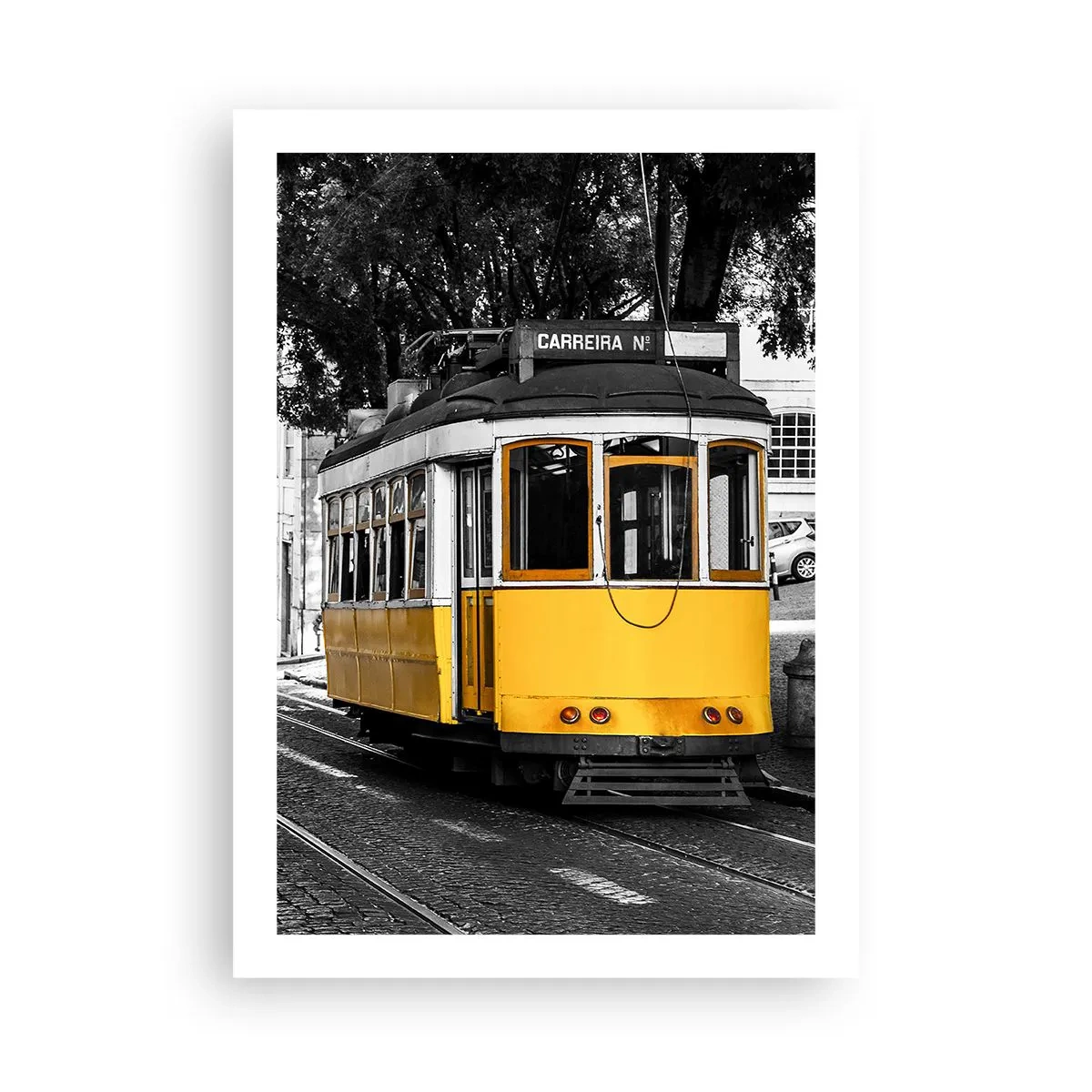 Poster - Un tram giallo su uno sfondo urbano bianco e nero - 50x70cm - Con il fado in sottofondo - Decorazione murale moderna per soggiorno e camera da letto ARTTOR