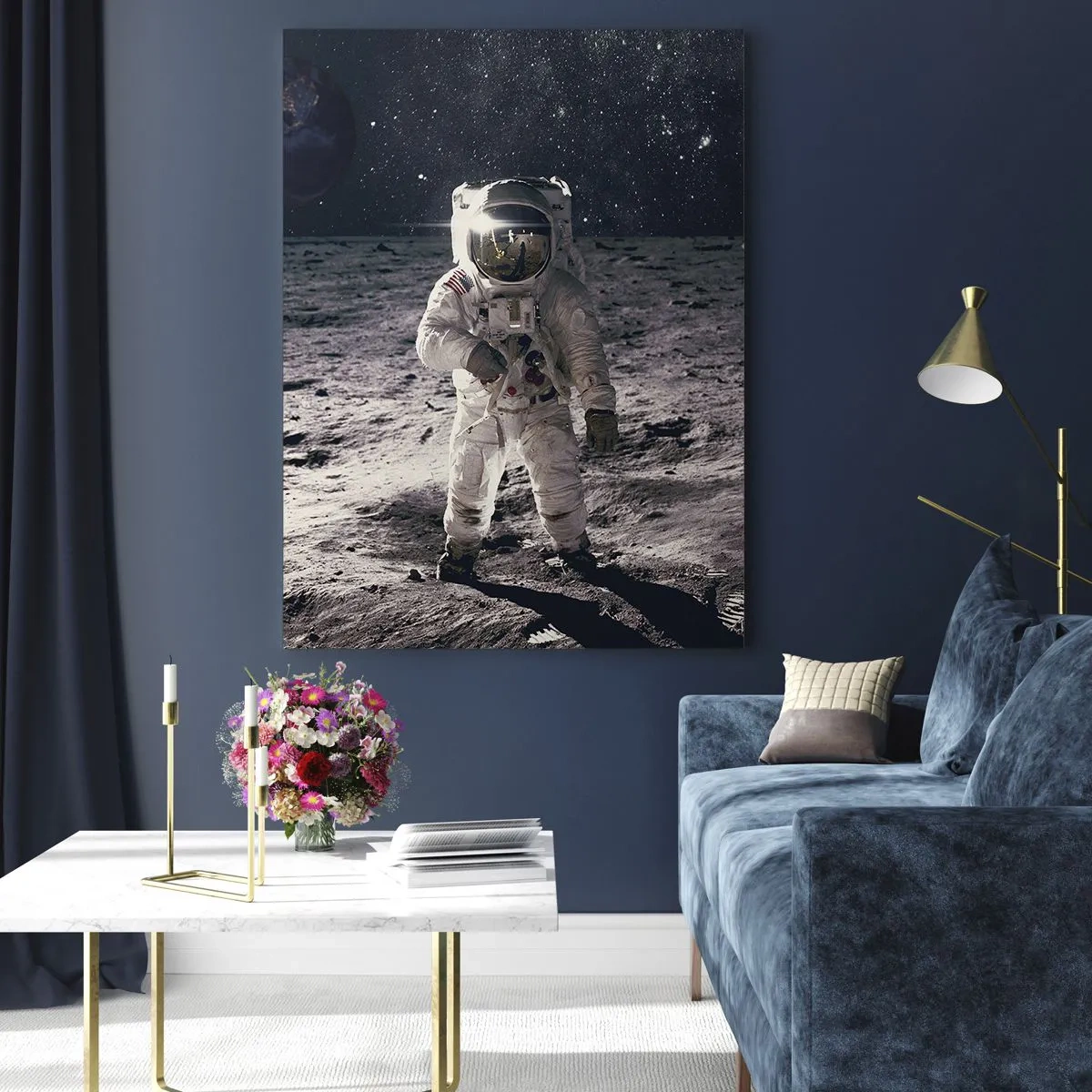 Quadro su vetro - Astronauta sulla superficie della Luna con la Terra sullo sfondo - 70x100cm - Saluti dalla luna - Decorazione murale moderna per soggiorno e camera da letto ARTTOR