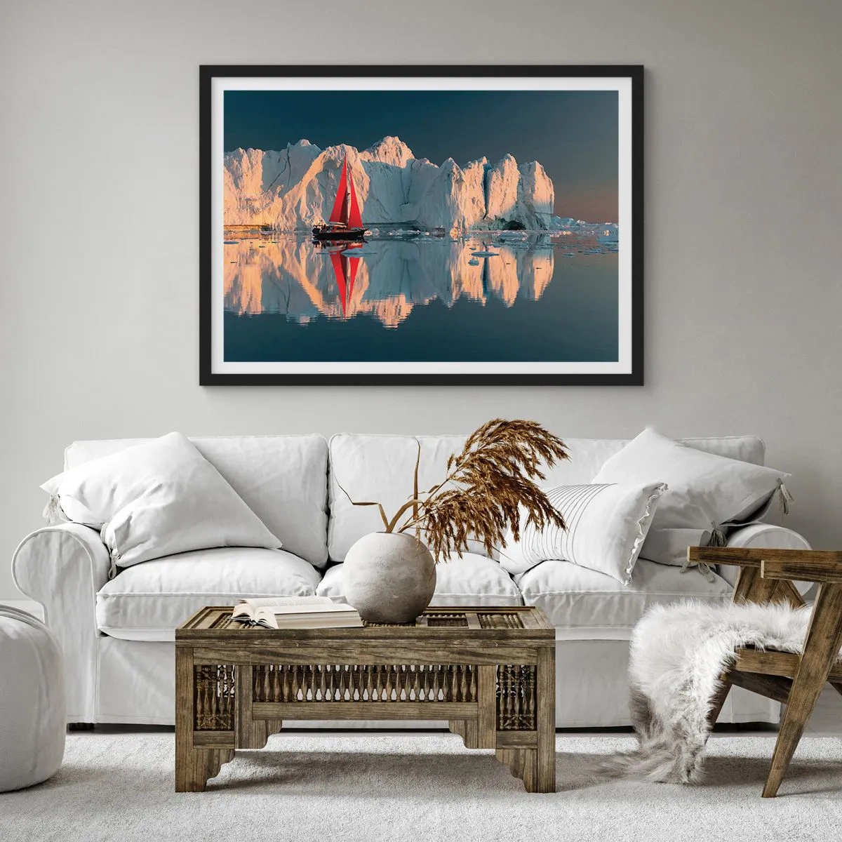 Poster in cornice nera - Una barca a vela con una vela rossa sullo sfondo di un ghiacciaio - 70x50cm - Ai confini del mondo - Decorazione murale moderna per soggiorno e camera da letto ARTTOR
