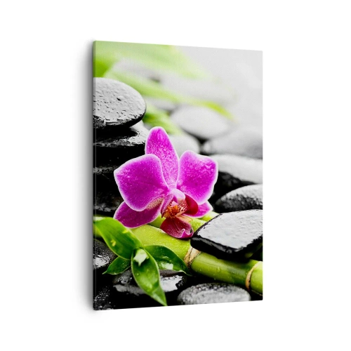 Quadro su tela - Stampe su Tela - Orchidea viola, pietre nere e bambù in una composizione tranquilla - 50x70cm - Un tranquillo equilibrio - Decorazione murale moderna per soggiorno e camera da letto ARTTOR