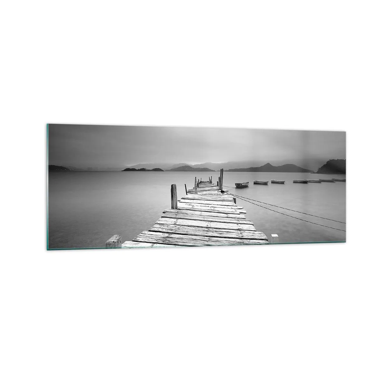 Quadro su vetro - Una vista in bianco e nero di un molo di legno e di un lago calmo. - 140x50cm - Dietro i monti, dietro i mari - Decorazione murale moderna per soggiorno e camera da letto ARTTOR