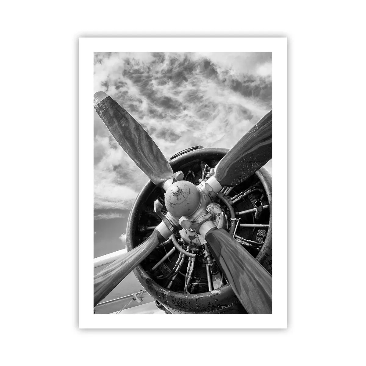 Poster - Una fotografia in bianco e nero dell'elica di un aereo contro il cielo. - 50x70cm - Il dominatore dell'aria - Decorazione murale moderna per soggiorno e camera da letto ARTTOR