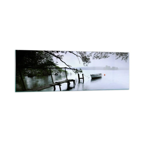 Quadro su vetro - Un molo sull'acqua con una barca sullo sfondo circondata da un paesaggio nebbioso - 160x50cm - E già ti riposi - Decorazione murale moderna per soggiorno e camera da letto ARTTOR