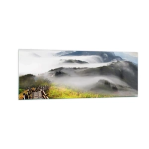 Quadro su vetro - Un sentiero di legno tra le montagne nebbiose al mattino - 140x50cm - Avvolti di luce e nebbia - Decorazione murale moderna per soggiorno e camera da letto ARTTOR