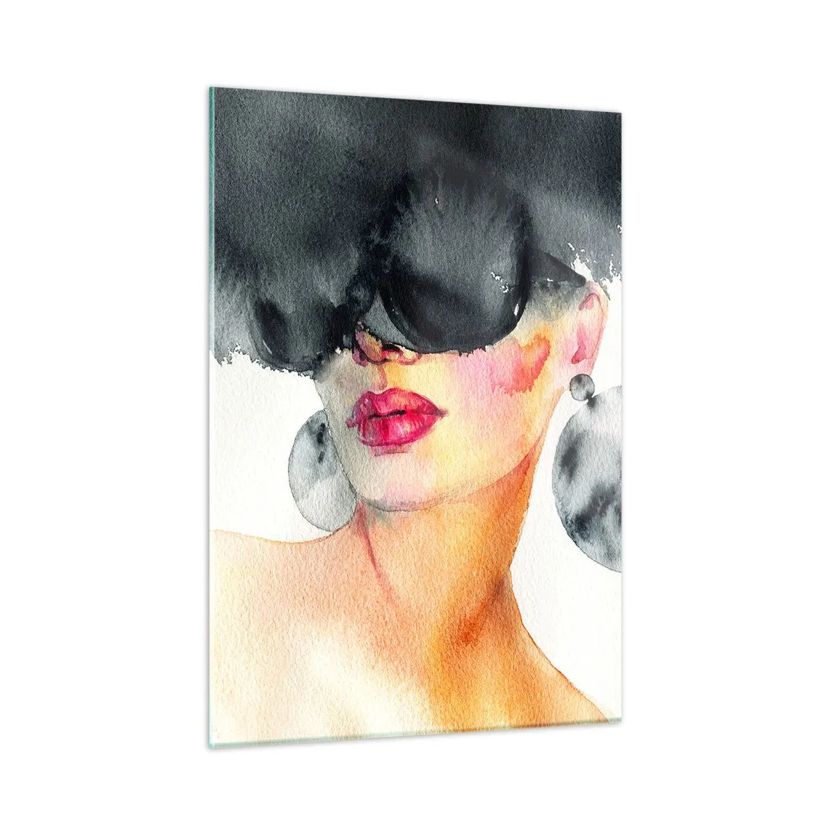Quadro su vetro - Ritratto di una donna con grandi orecchini e una macchia nera sopra la testa - 50x70cm - Il segreto dell'eleganza - Decorazione murale moderna per soggiorno e camera da letto ARTTOR