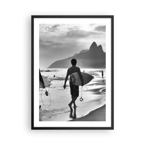 Poster in cornice nera - Un surfista sulla spiaggia in una fotografia in bianco e nero - 50x70cm - Samba su un'unica onda - Decorazione murale moderna per soggiorno e camera da letto ARTTOR