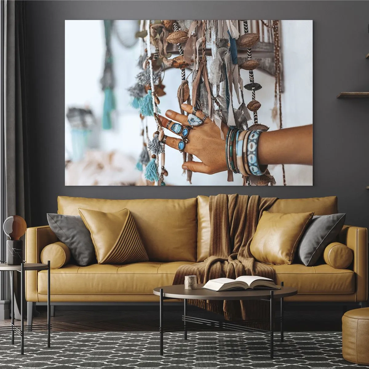 Quadro su vetro - Mano con gioielli boho che toccano decorazioni etniche - 70x50cm - Tesori locali - Decorazione murale moderna per soggiorno e camera da letto ARTTOR