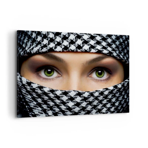 Quadro su tela - Stampe su Tela - Gli occhi verdi di una donna sono nascosti dietro un tessuto a fantasia in bianco e nero. - 100x70cm - Ritratto di bellezza velata con gli occhi verdi - Decorazione murale moderna per soggiorno e camera da letto ARTTOR