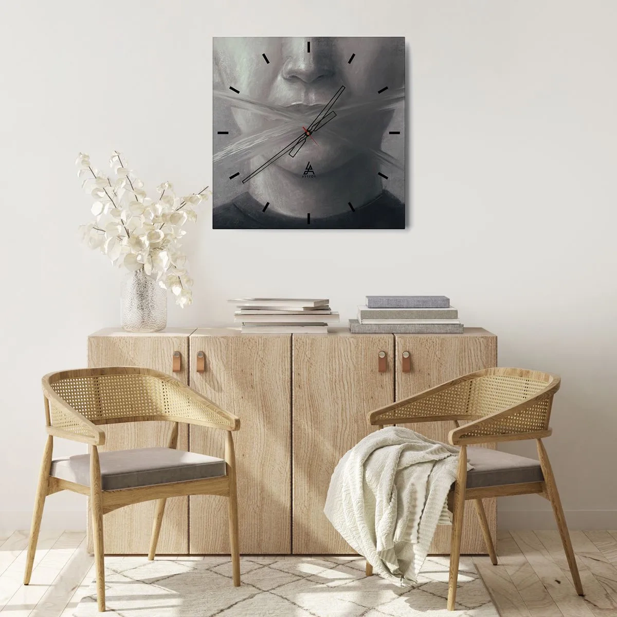 Orologio da parete - Orologio in Vetro - Un ritratto simbolico con labbra sfocate nei toni del grigio. - 30x30cm - Neanche una parola - Decorazione murale moderna per soggiorno e camera da letto ARTTOR