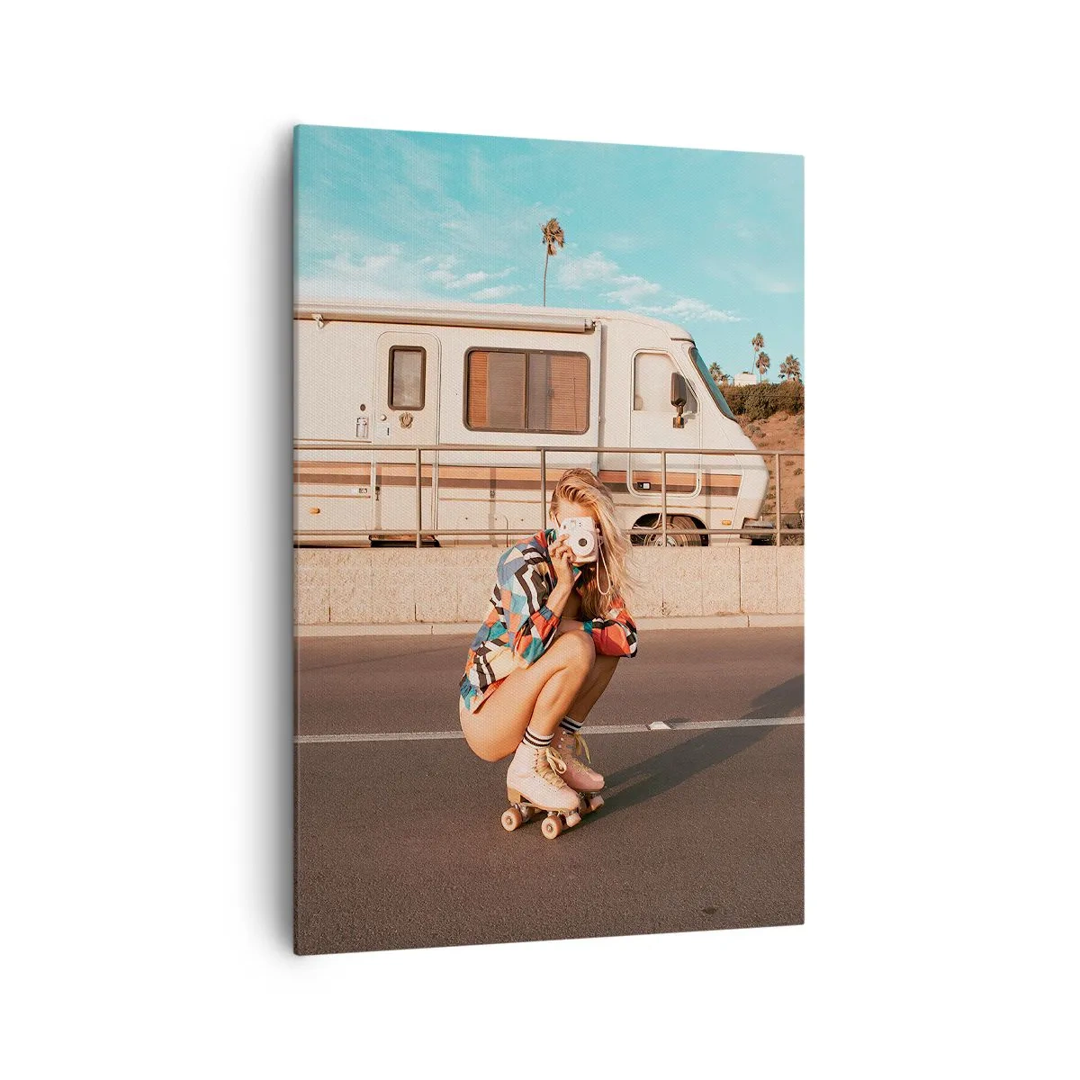 Quadro su tela - Stampe su Tela - Una ragazza sui pattini a rotelle scatta una foto in una giornata di sole. - 70x100cm - Sorridi per favore! - Decorazione murale moderna per soggiorno e camera da letto ARTTOR