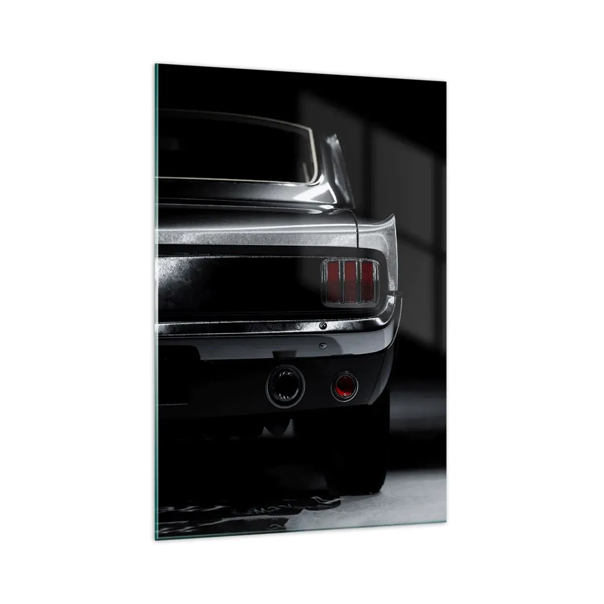 Quadro su vetro - Un'immagine in bianco e nero della parte posteriore di un'auto d'epoca su uno sfondo scuro. - 70x100cm - Il fascino del classico - Decorazione murale moderna per soggiorno e camera da letto ARTTOR