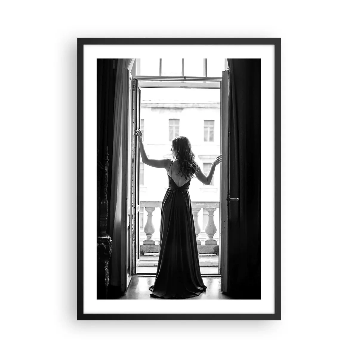 Poster in cornice nera - Una donna in un lungo abito in piedi su un balcone aperto - 50x70cm - In grande stile - Decorazione murale moderna per soggiorno e camera da letto ARTTOR