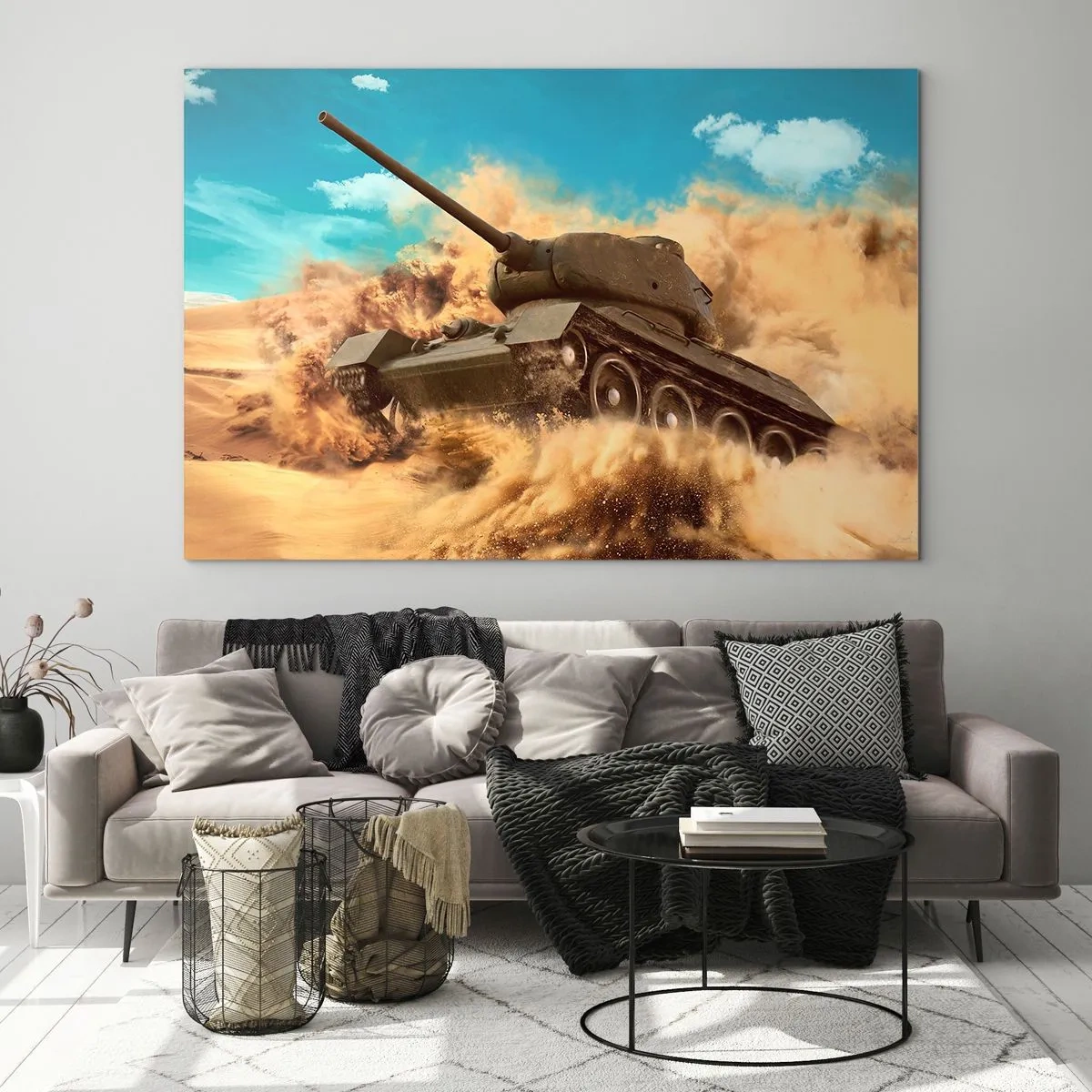 Quadro su vetro - Un carro armato in movimento in un deserto con polvere che vola e un cielo luminoso - 120x80cm - Imbattibile - Decorazione murale moderna per soggiorno e camera da letto ARTTOR