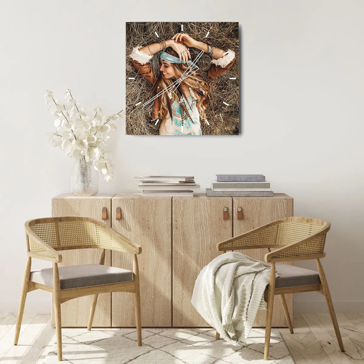 Orologio da parete - Orologio in Vetro - Donna in stile boho sdraiata sul fieno - 30x30cm - Verso gli anni dell'amore - Decorazione murale moderna per soggiorno e camera da letto ARTTOR
