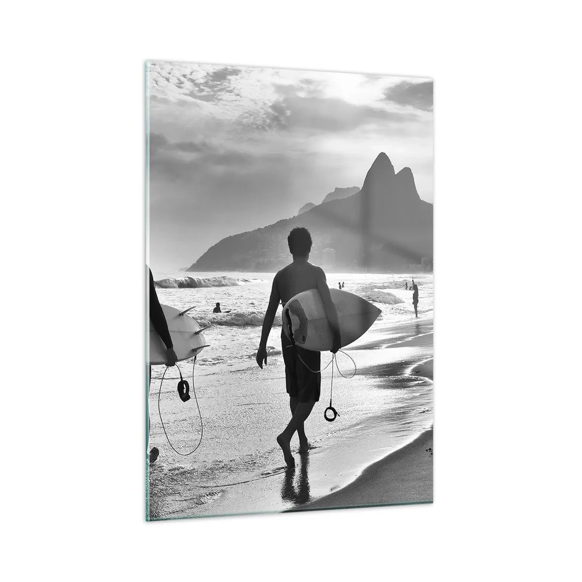 Quadro su vetro - Surfisti sulla spiaggia con tavole, composizione in bianco e nero - 50x70cm - Samba su un'unica onda - Decorazione murale moderna per soggiorno e camera da letto ARTTOR