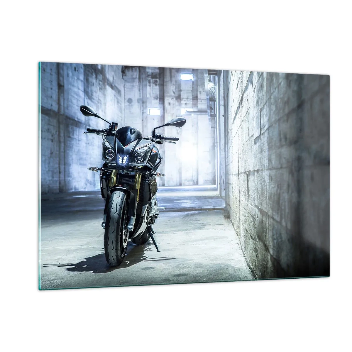 Quadro su vetro - Una motocicletta in un interno industriale con pareti di cemento - 120x80cm - Prima che rombi il motore - Decorazione murale moderna per soggiorno e camera da letto ARTTOR