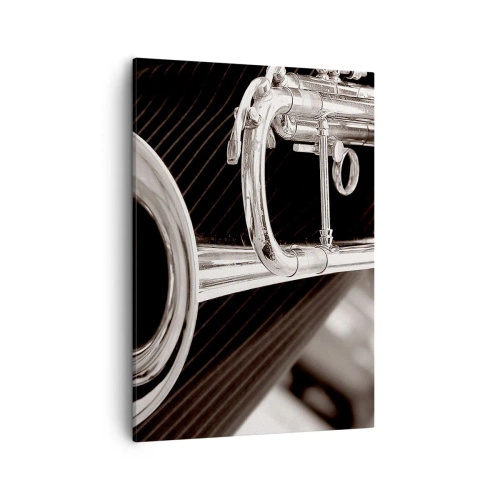 Quadro su tela - Stampe su Tela - Primo piano di una tromba d'argento su un elegante sfondo in tessuto. - 50x70cm - Viaggio musicale negli anni '30 - Decorazione murale moderna per soggiorno e camera da letto ARTTOR