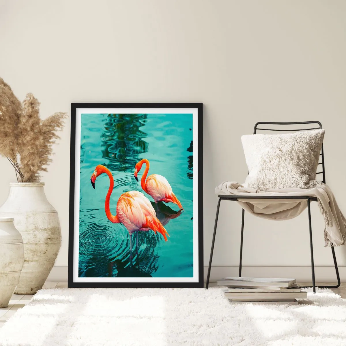 Poster in cornice nera - Due fenicotteri sullo sfondo di acqua calma - 50x70cm - Adesso siamo di moda - Decorazione murale moderna per soggiorno e camera da letto ARTTOR